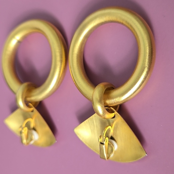 Elegant Gold Tone Statement Earrings Clip On Earrings - Picture 14 of 15